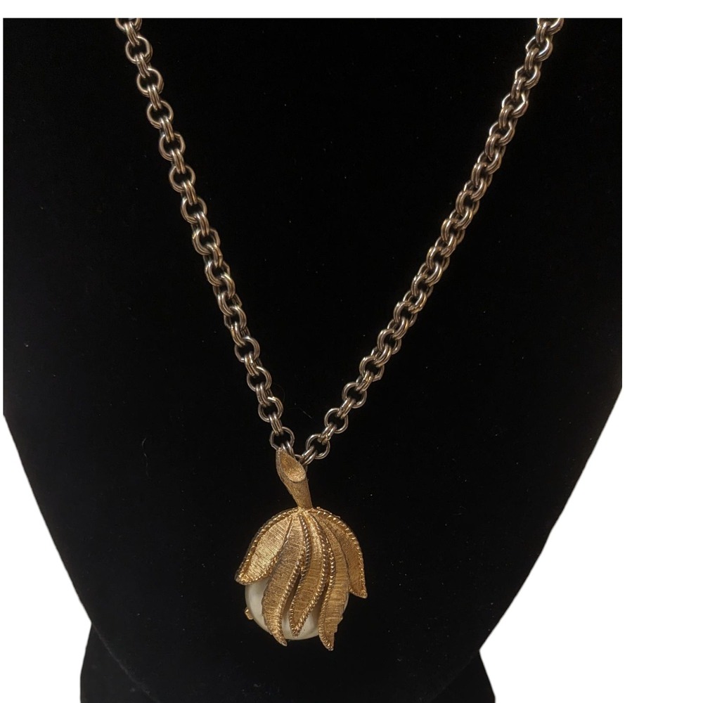 Vintage 60s Sarah‎ Coventry Faux Hidden Pearl Gold Tone Leaf Necklace